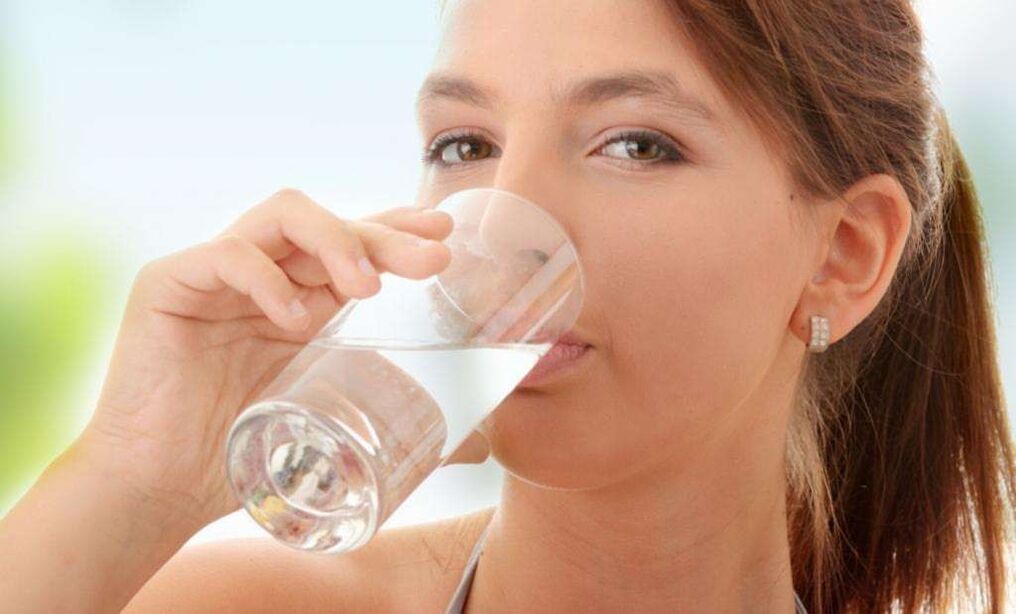 Diaform Plus wird mit Wasser ohne Gas gewaschen